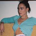 Dua Lipa ljubiteljica je choker ogrlica - od kožnih do zlatnih