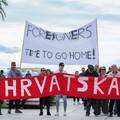 Zastrašujuće poruke na Rivi! Šačica sad transparentima tjera strane radnike iz Hrvatske