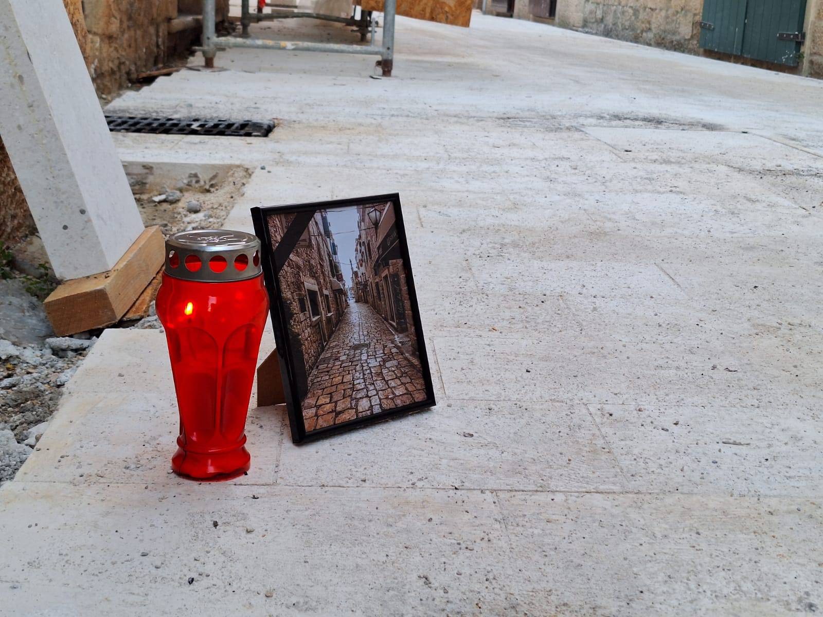 FOTO Trogirani se pozdravljaju sa starom ulicom, na pločama su ostavili lampaš i staru sliku