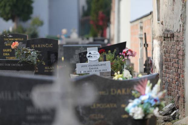 Osijek: Građani obilaze grobove najmilijih na Aninom groblju na dan Svih svetih