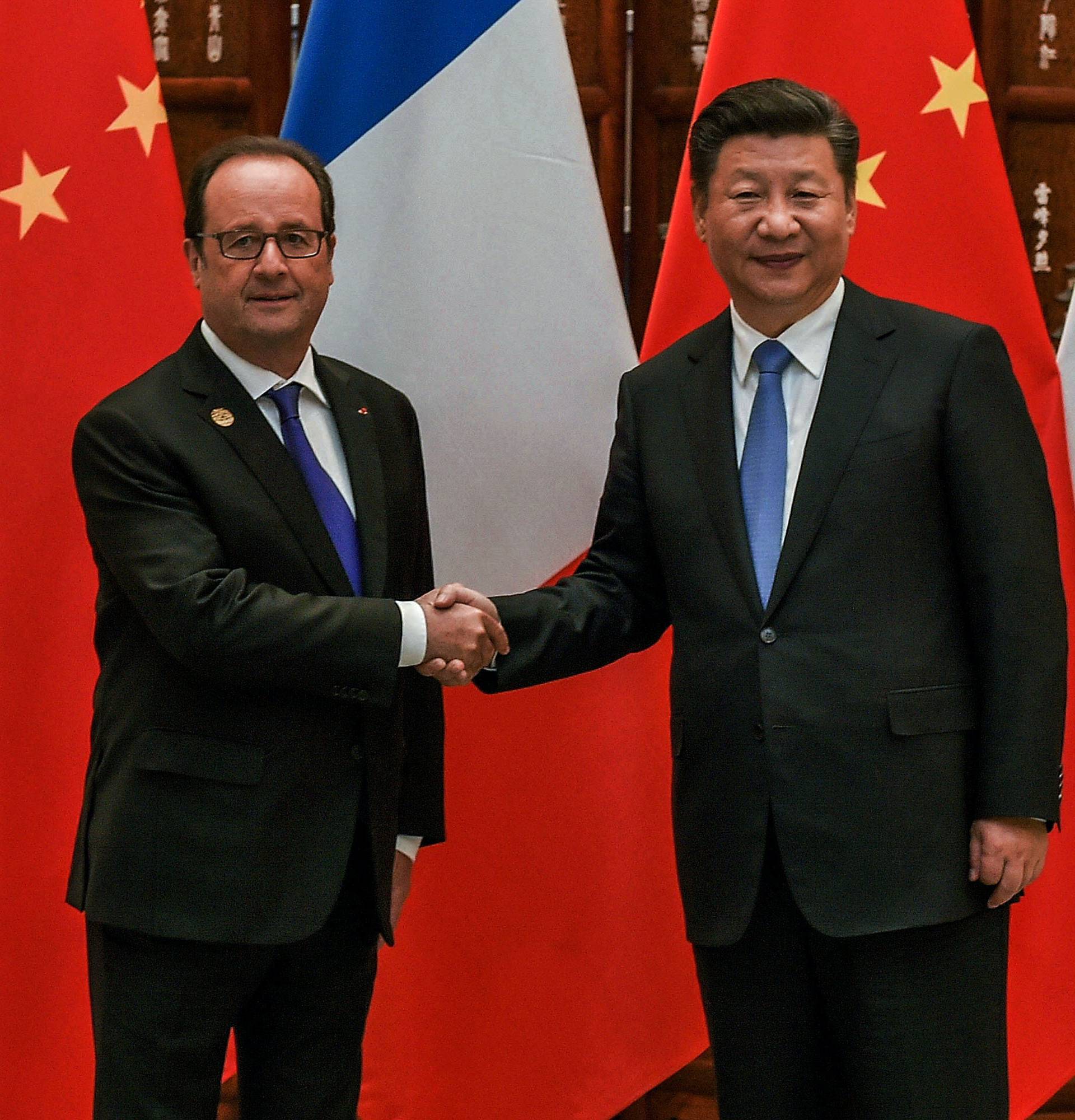 Chinese President Xi Jinping shakes hands with French President Francois Hollande before their meeting at the West Lake State House on the sidelines of the G20 Summit, in Hangzhou