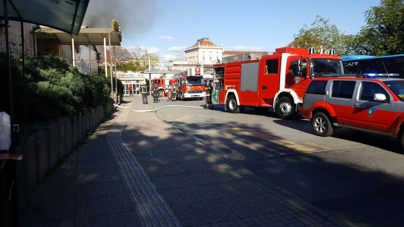 Požar kod Glavnog kolodvora: Zapalila se napuštena trgovina