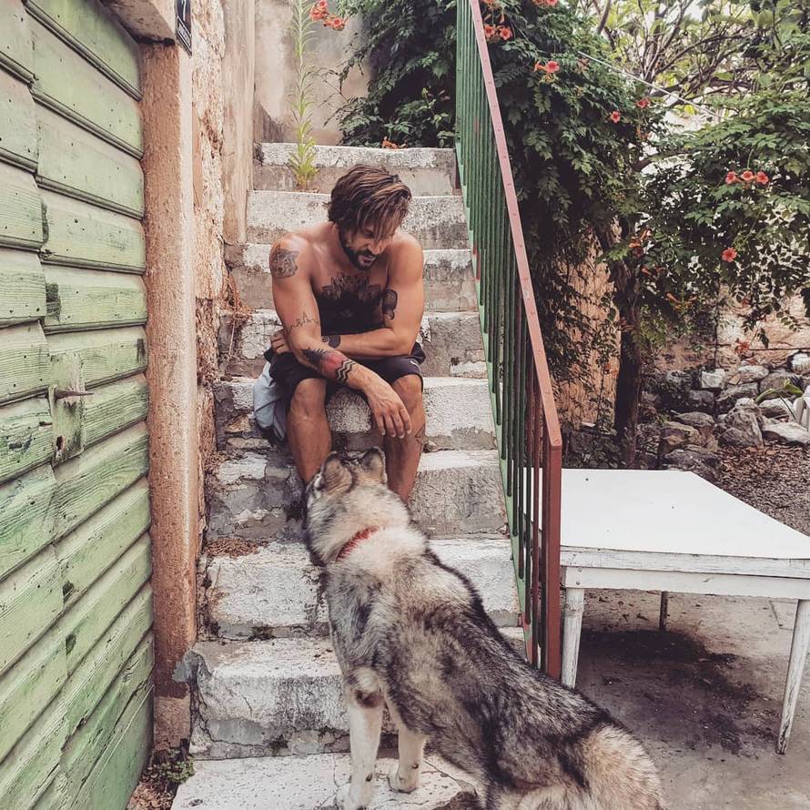 Estradnjaci se ne odvajaju od ljubimaca: 'Najbolje društvo...'