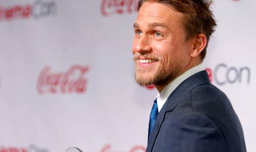 Charlie Hunnam je zbog uloge u filmu radio tisuću trbušnjaka