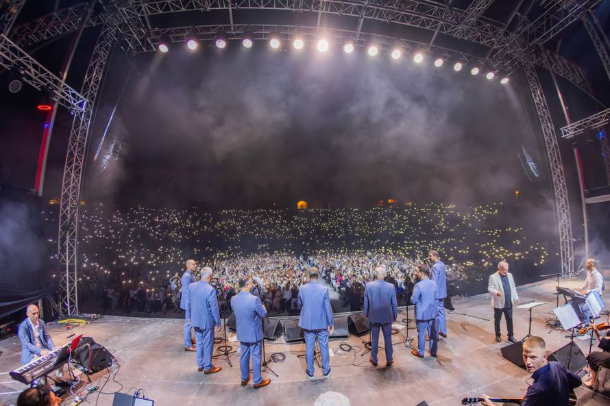 Pulska Arena u znaku najvećih klapskih hitova: Tomislav Bralić i Intrade proslavili 40 godina...