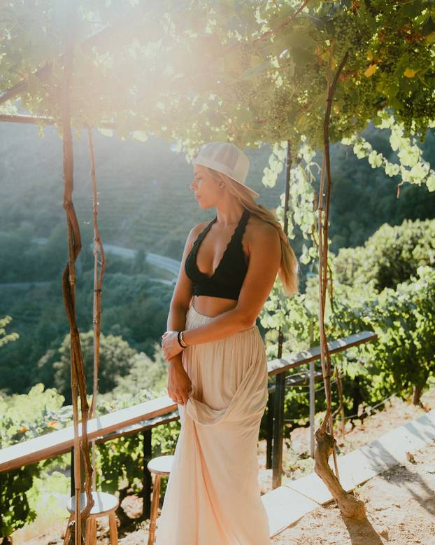 FOTO Paklena je za volanom, a tek kad skine gaćice i grudnjak