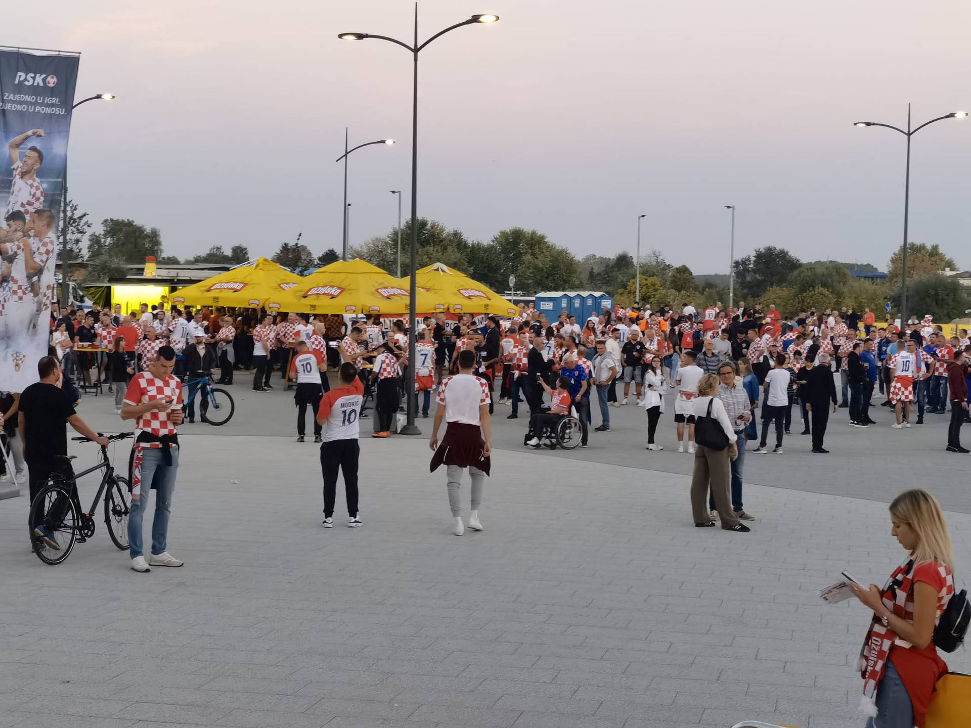 Indira zagrijala navijače prije utakmice! Rigorozne kontrole i pretresi na ulazu na stadion