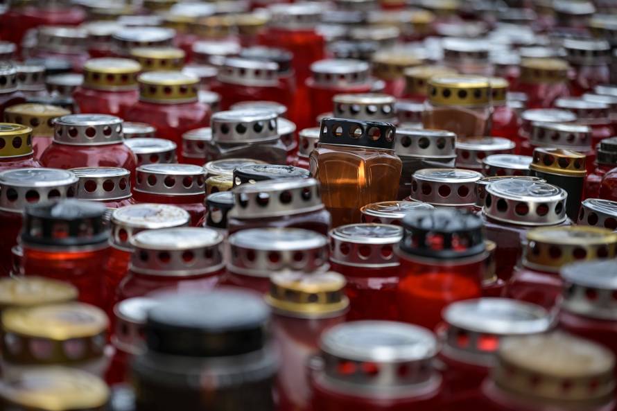 Novo Mesto: Na mjestu ubojstva građani pale lampione i lampaše