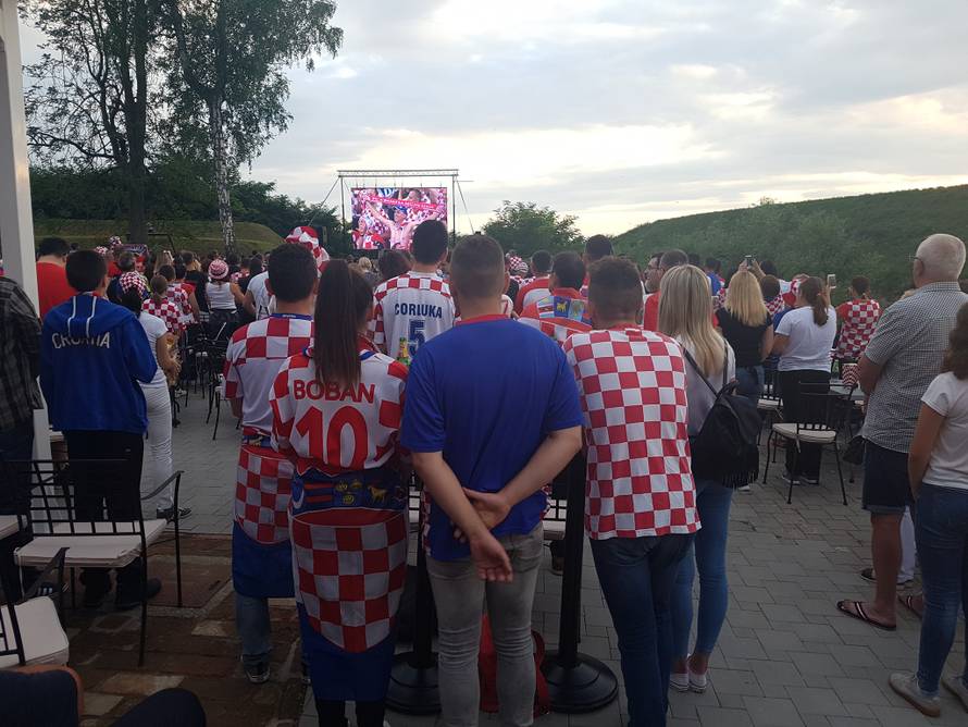 Mario Mandžukić s 25 tisuća kuna častio sugrađane pivom