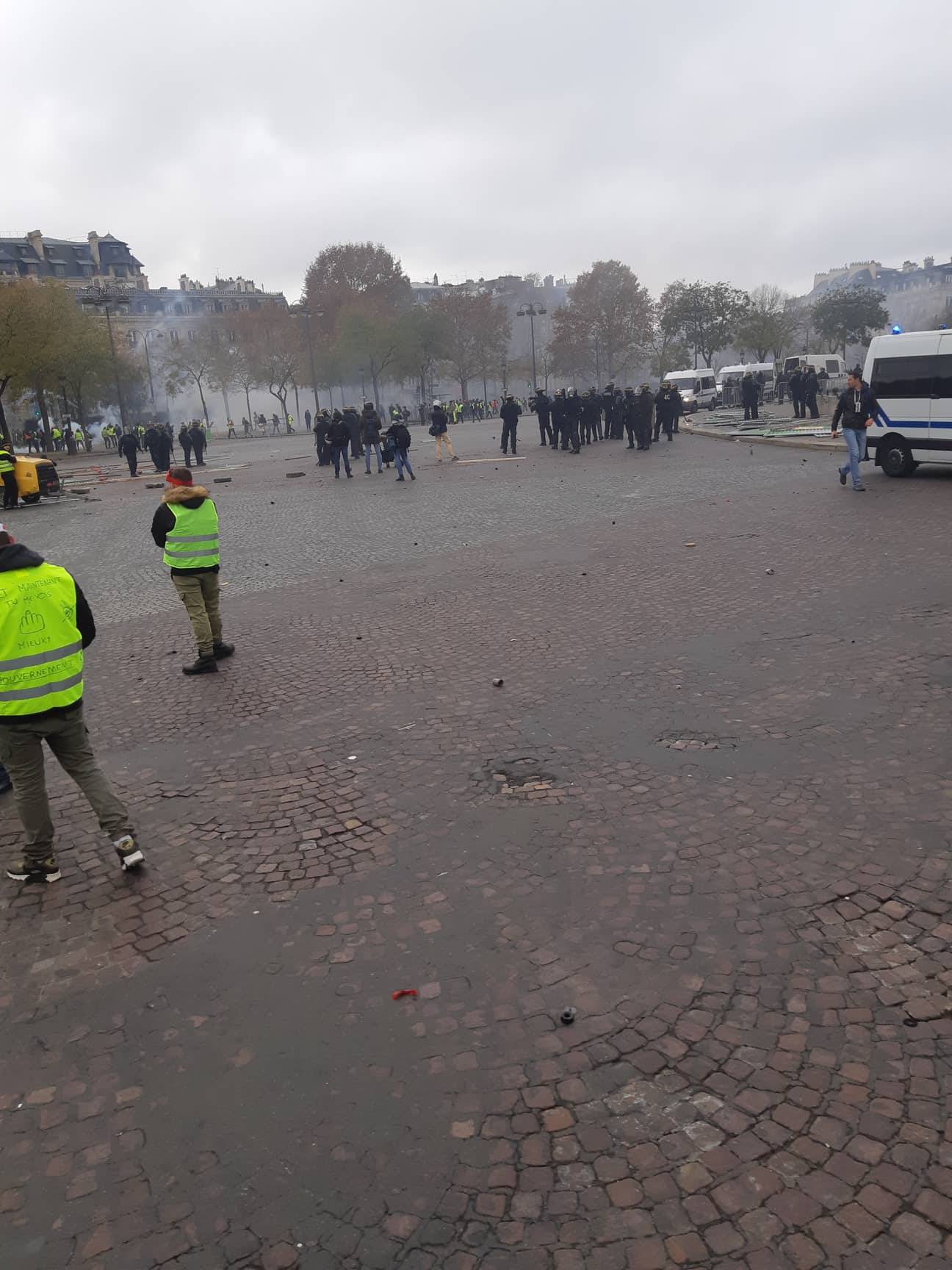 Kaos u Parizu: Na prosvjednike vodenim topovima i suzavcem