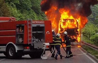 Buktinja kod Konjica: Potpuno je izgorio autobus iz Vukovara