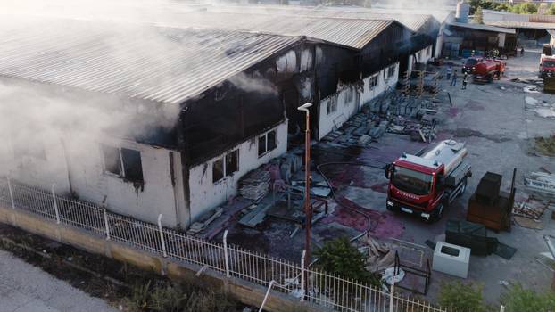 Mostar: Pogled iz zraka na tri hale tvrtke Interkomerc koje su izgorile u požaru