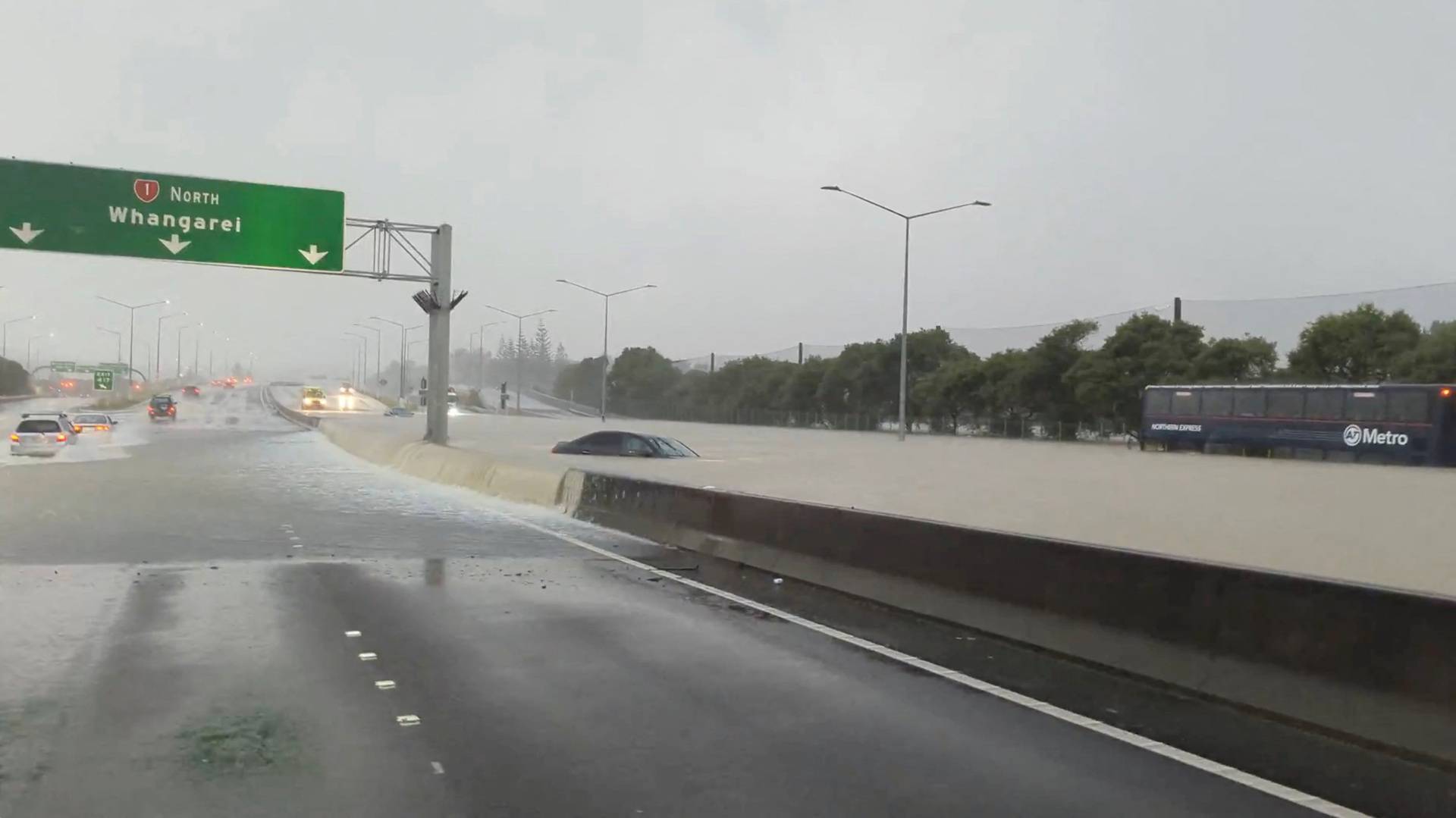 Heavy rains cause flooding in Auckland