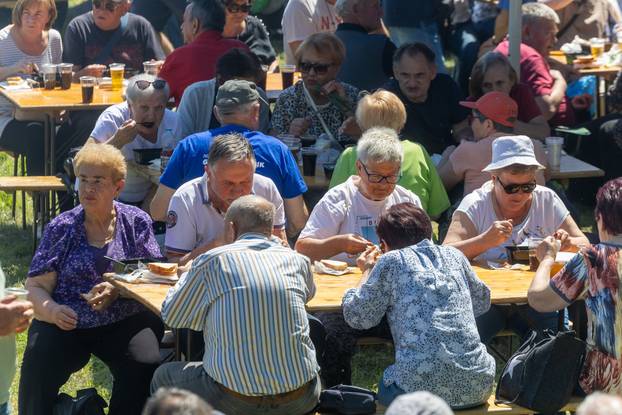 Osijek. Podjela graha na lijevoj obali Drave na Praznik rada