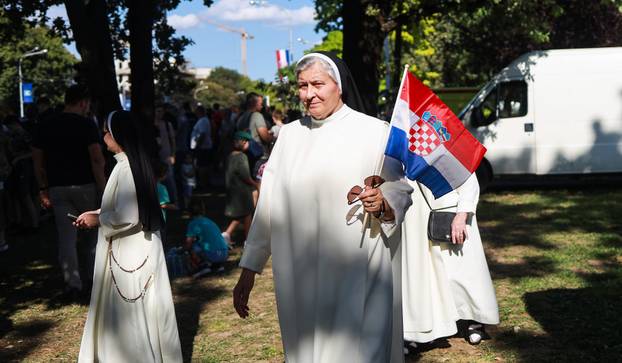 Zagreb: Građani s raznih lokacija prate vojni mimohod