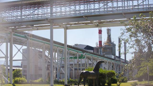 Mostar: Bivši radnici Aluminija položili vijence i zapalili svijeću na godišnjicu gašenja tvornice
