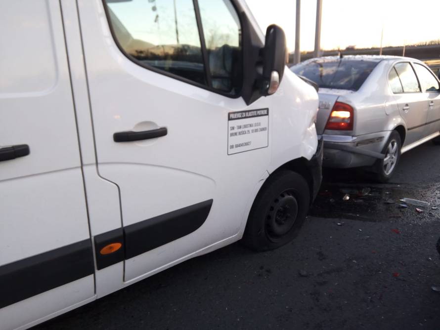 Sudarila se dva automobila i kombi, jedan čovjek je ozlijeđen