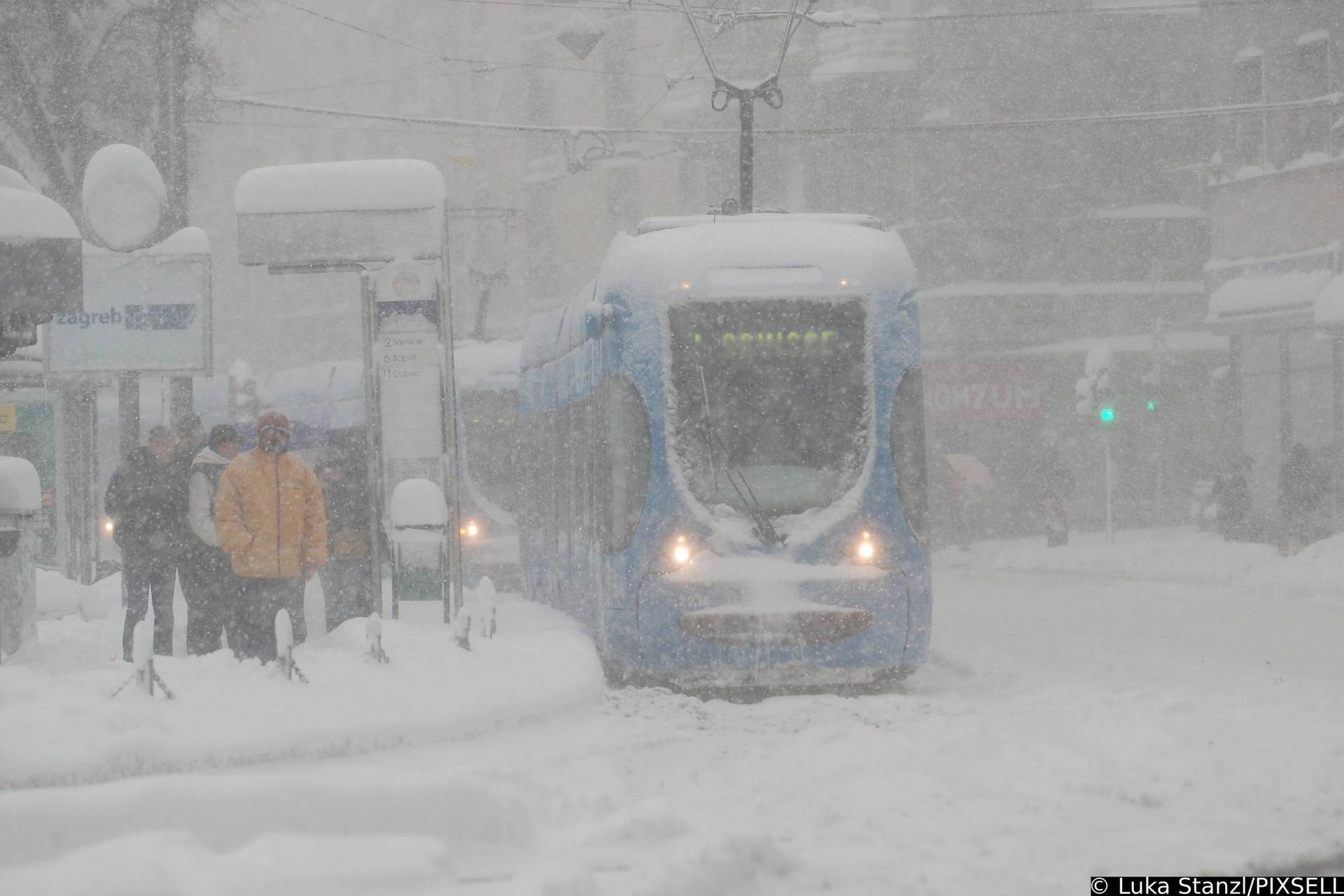 Zagreb na današnji dan prije 10 godina. U Maksimiru bilo 68 cm snijega! Bandić: Pojest ćemo ga