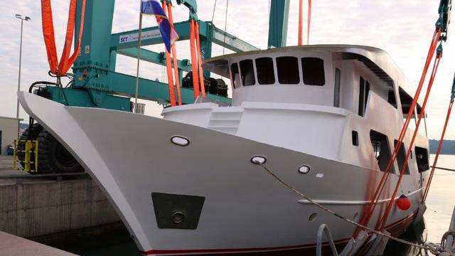 U Brodotrogiru: Porinut je novi veliki brod za nautički turizam