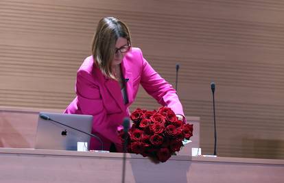 Puljak je u Sabor donijela 39 ruža za 39 ubijenih žena