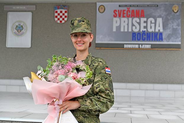 FOTO Suze i zagrljaji u Požegi: 900 novih ročnika položilo prisegu, među njima i 53 žene