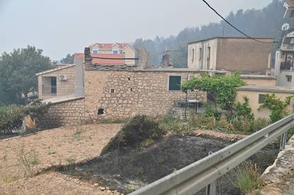 FOTO Teška noć u Tučepima: Umorni vatrogasci leže na cesti, vatra zahvatila kuće, ranč...