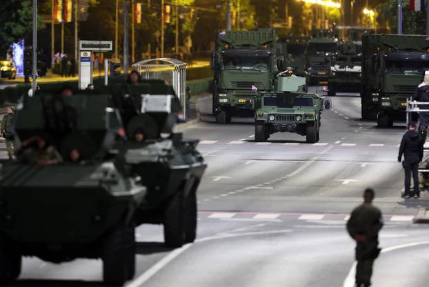 Generalna proba svečanog vojnog mimohoda u večernjim satima privukla zanimanje zagrepčana