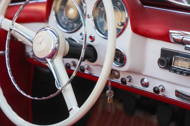 Zagreb: Na Europskom trgu održana je izložba oldtimera