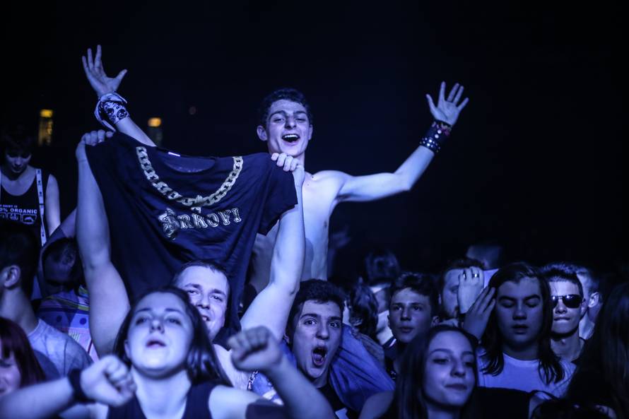 Brkovi razvalili Halu sportova! Dado Topić pokazao torzo