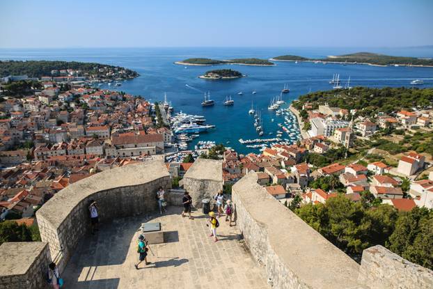 Hvar: Turisti rado posje?uju Forticu s koje je predivan pogled na grad i Paklenske otoke
