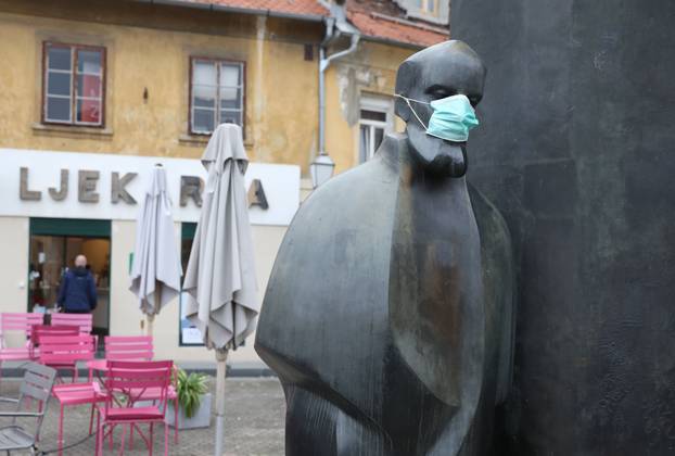Zagreb: Skulptura Augusta Šenoe sa zaštitnom maskom