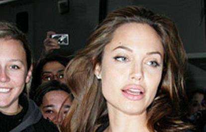 Angelina Jolie se potpisala na grudi obožavateljice
