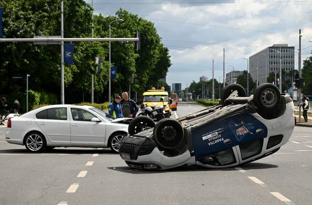 Zagreb: Prometna nesre&cacute;a dva automobila, jedan  zavr&scaron;io na krovu