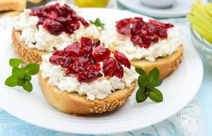Umak od feta sira i brusnica