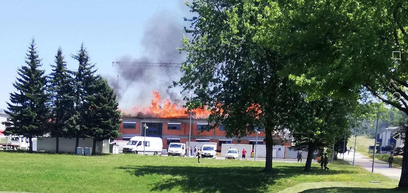 Vatrogasci ugasili požar: Gorio je krov nove zgrade u vojarni