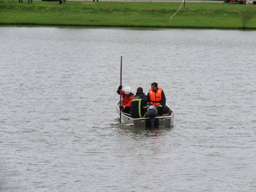 Skočio u jezero, zaplivao i više se nije pojavio: Traži ga i HGSS