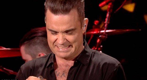 Prao ruke: Robbieju Williamsu gadi se dotaknuti svoje fanove