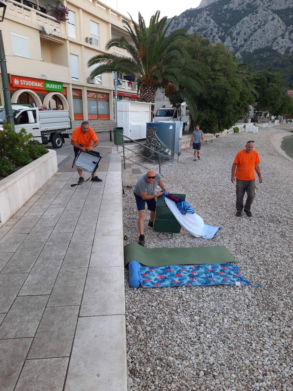 FOTO Stop rezervaciji na plaži: Općina Gradac u jutarnjoj akciji pokupila sve ručnike i rekvizite