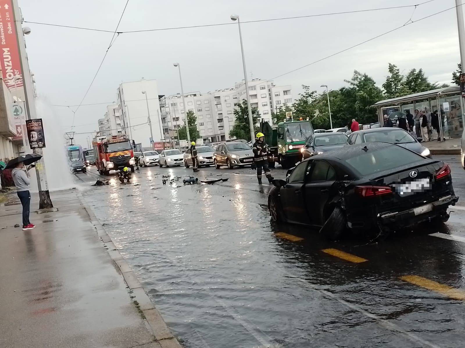 VIDEO Krš i lom u Dubravi: Lexusom pomeo hidrant, voda šikljala nekoliko metara u zrak