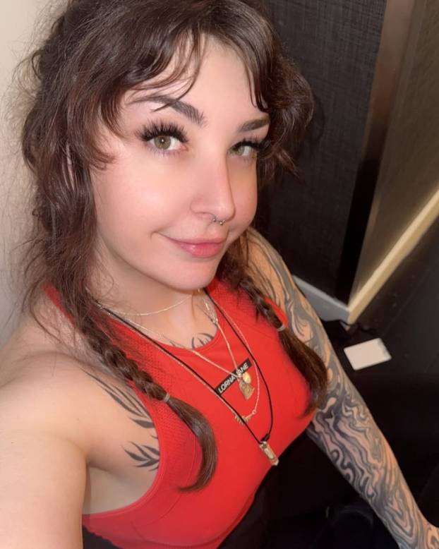 FOTO Ona je visoka 188 cm, a on svega 89 cm. Ljubavni su par: 'U krevetu smo svi iste visine'