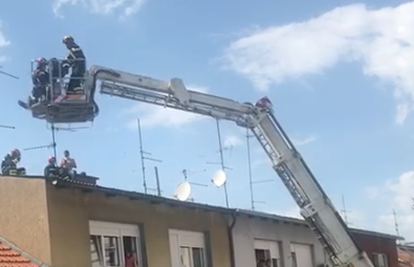 Čovjeku pozlilo dok je bio na krovu  pa ga spasili vatrogasci