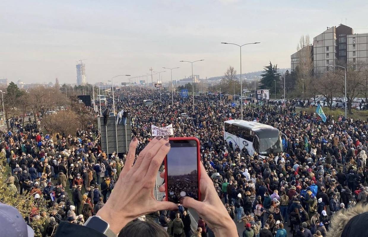 U Srbiji prosvjednici blokirali promet, aktiviste i novinare zastrašivali prije prosvjeda