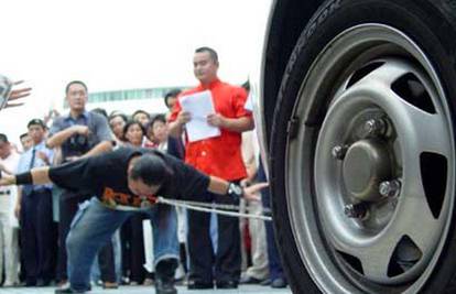 Kinez gurao automobil sa nosom deset metara