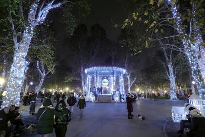 Zagrebački Advent  ni blizu kao lani, ali ljudi uživaju u šetnji