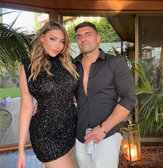 FOTO Tko je bujna cura koja je digla majicu i Trumpu pokazala grudi? 'Doniram mu od zarade'