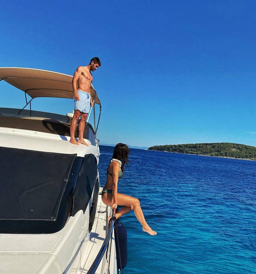 'Vatreni' vole Jadran: Perišić se tajno vjenčao, Livaković išao na krstarenje, Mandžukić zasvirao