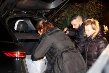 Inspektori ispred kuće Andrije Mikulića detaljno pretražili njegov automobil