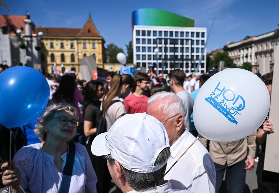 Zagreb: Okupljanje sudionika Hoda za život ispred HNK