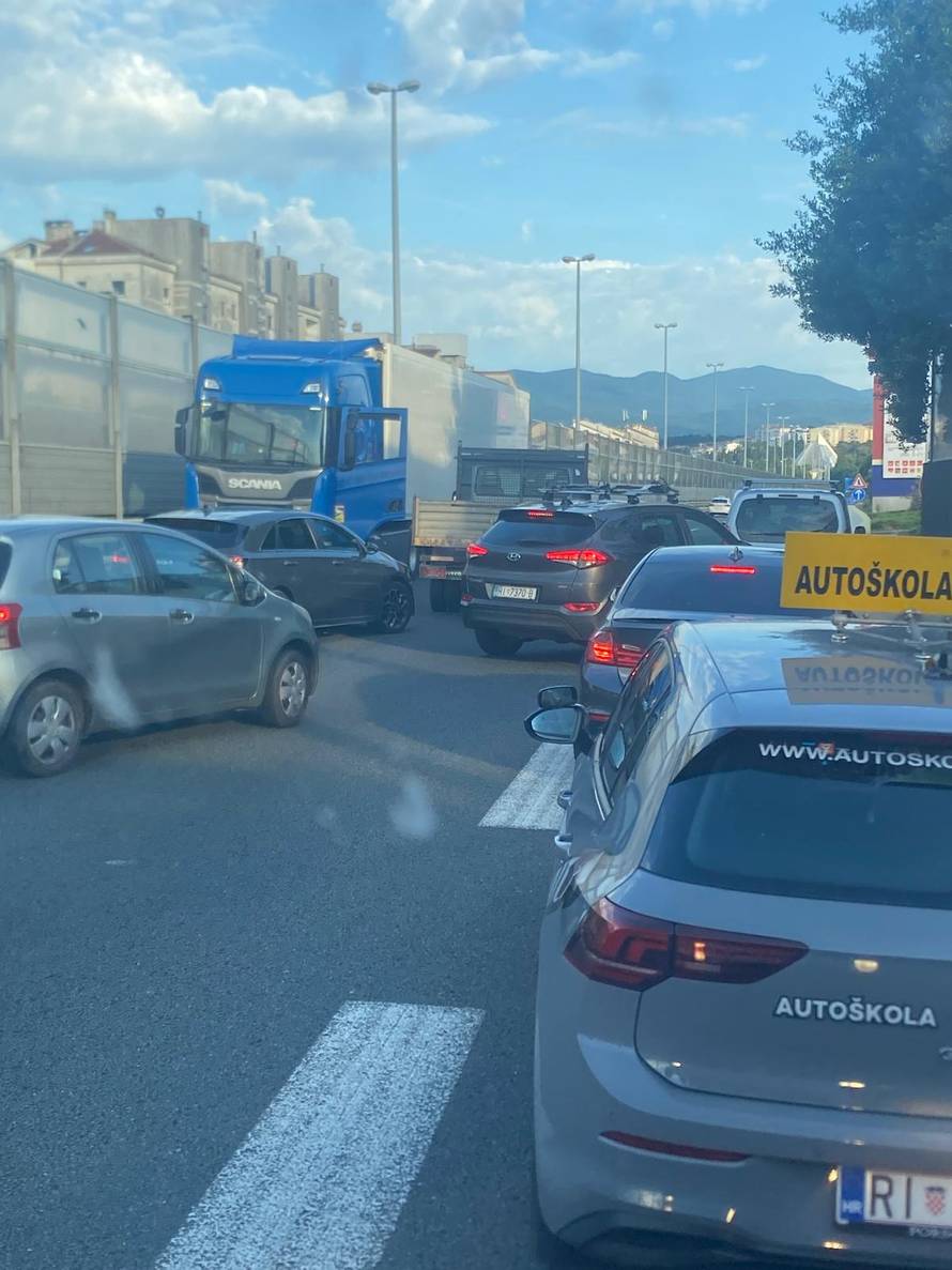 VIDEO Rumunj vozio kamion u krivom smjeru i bježao policiji: 'Izvlačili su ga van. Strašno!'