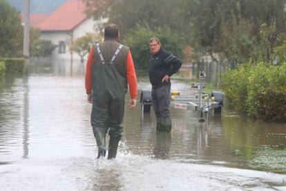 Poplavljeni Brodarci uz rijeku Kupu, ljudi spašavaju životinje